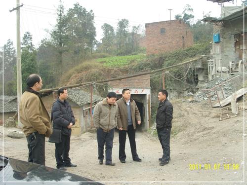 图:隆昌县委常委,政法委书记陈代兵到石燕桥镇对矿山企业安全生产工作