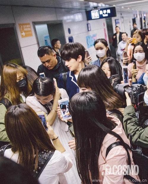 杨洋人气引爆重庆机场 戴眼镜学生气十足