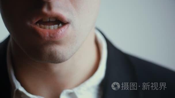 愤怒的商人尖叫在白色背景的特写