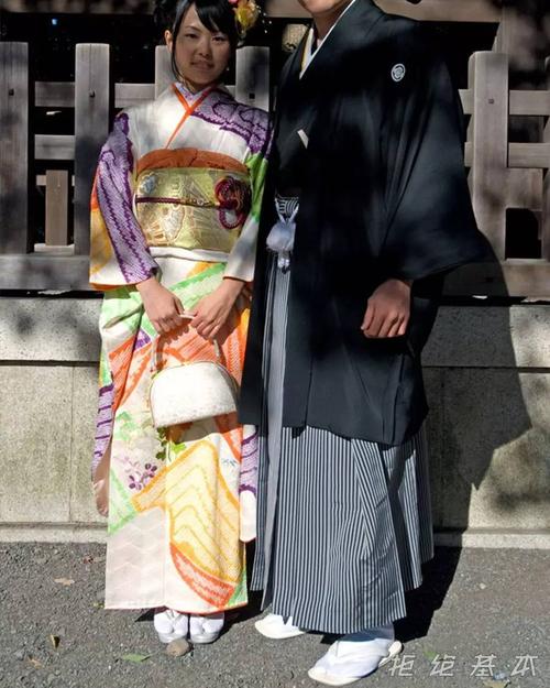 日本电影里面,古代的武士穿着中,鞋子穿的是草鞋,同时也穿着袜子▼