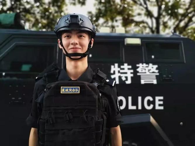 这位小哥哥名叫刘曦钧, 是湖南长沙市公安局特巡警支队 第一特警大队
