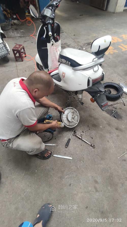 自己换轮胎换不成让修电动车的换