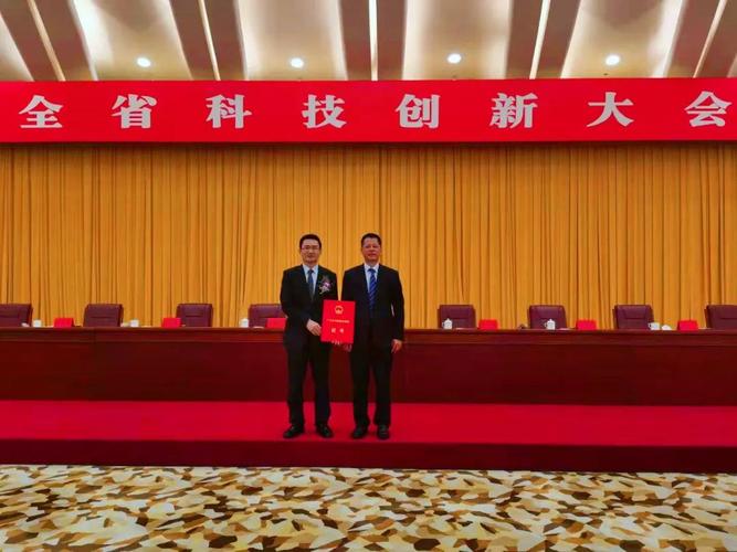 广晟集团刘卫东董事长(图右)   与风华高科付振晓博士合影