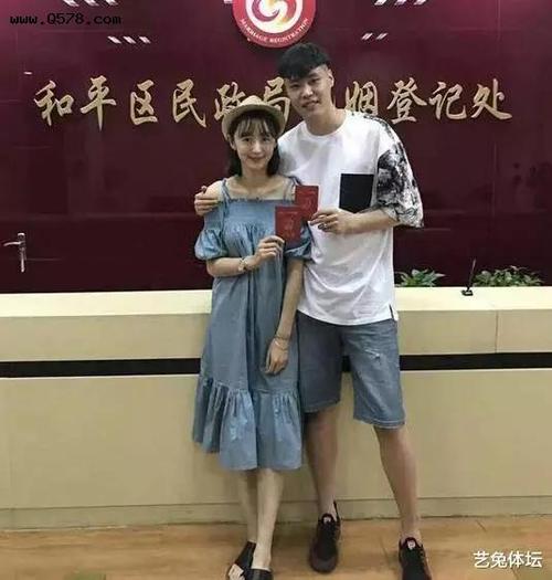 贺天举也领证了脸小家碧玉型 高挑韩德君家庭美满老婆朱悦荧郭艾伦