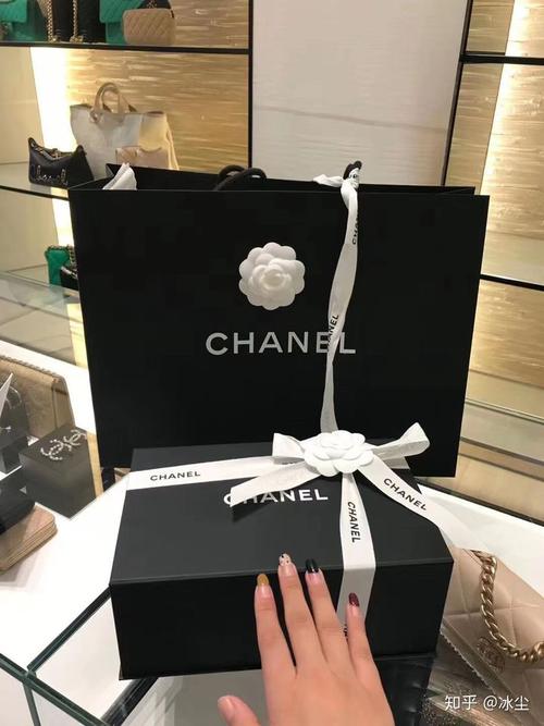 好看不,看看是不是心情就很美 这个设计带有金珠的chanellogo,赶脚是