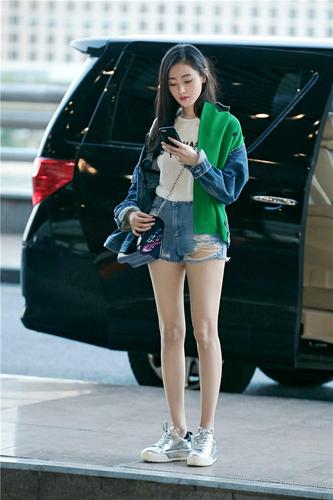 张天爱热裤配厚底运动鞋露长腿