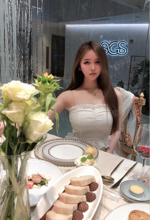 在视频里奔跑晶骡子大胆的诱惑,发出不可描述的声音等等,而且视频的