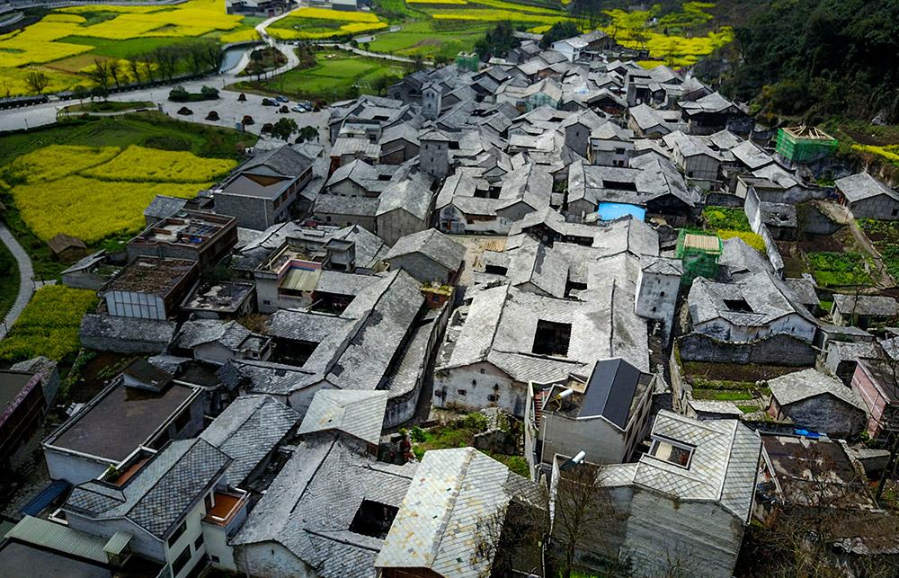 这是3月22日拍摄的贵州省安顺市本寨古村.