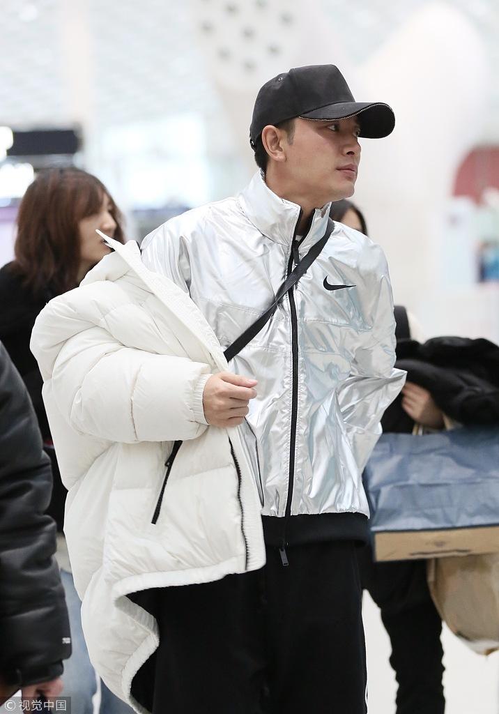 网易娱乐1月2日报道1月1日,有网友偶遇贾乃亮带女儿甜馨吃饭,甜馨扎