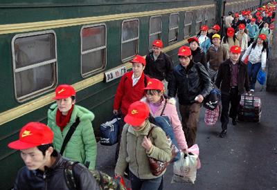 集团公司首开广州至武昌的a346次"农民工专列",以方便农民工春节返乡