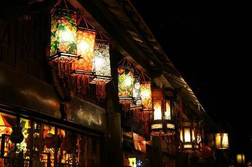 沐浴在皎洁月光下的古城阆中