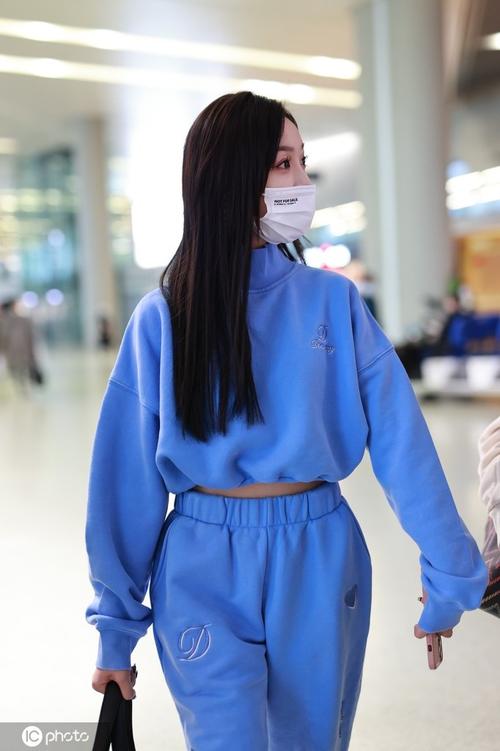 吴宣仪一身蓝色运动套装,休闲范十足