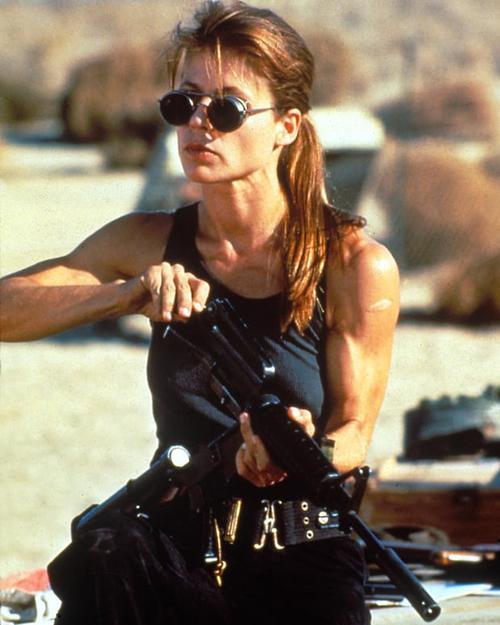 在《终结者2》中扮演莎拉·寇娜的汉密尔顿.
