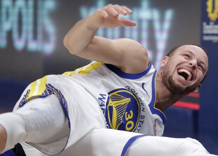 库里自信拿下三分大赛的冠军,汤普森持反对意见,回答显出高情商