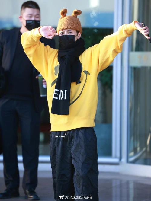 王嘉尔最新机场私服更新皮质棉夹克内搭笑脸印花卫衣