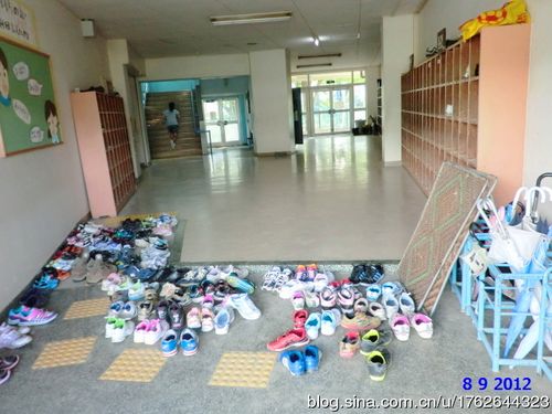 这个旁门的小玄关是四年级和五年级换鞋子的地方,我从这里换上自带的