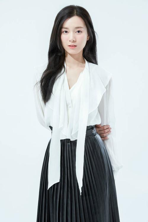 郑舒环新写真曝光 气质纯美仙气十足