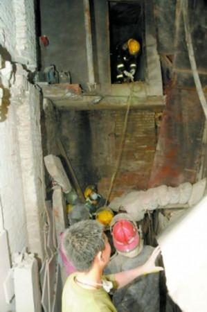 一货车卸货压塌厂房楼板致一死一伤
