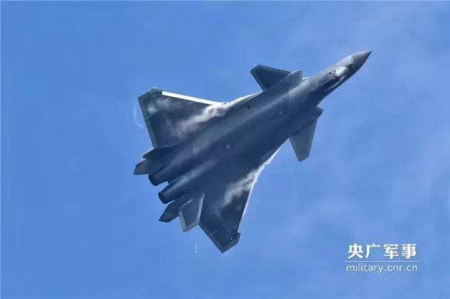 歼20战机高机动飞行:机背披白衣翼尖拉尾流