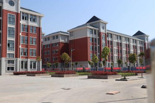 河南省广天建安集团有限公司到郏县第二实验中学慰问