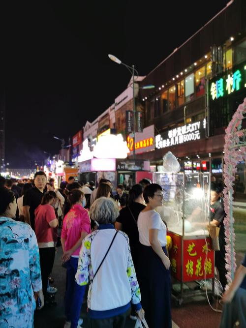 吉祥夜市的喧嚣灯火通明