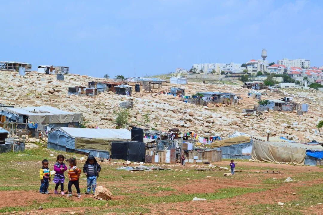 约有十余万贝都因人居住在以色列内盖夫地区,其中过半数居住在农村