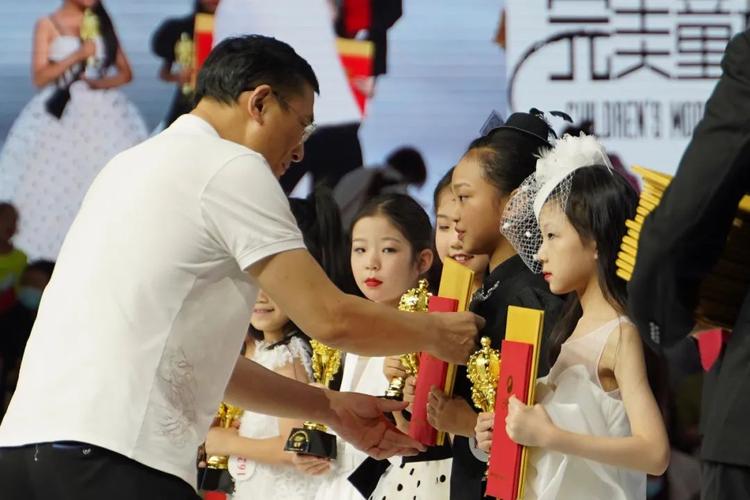 陈韵兆先生为获奖选手颁奖