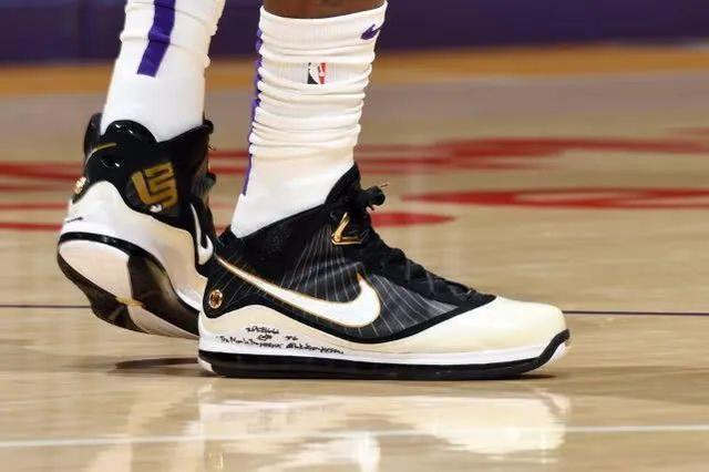 詹姆斯 上脚球鞋 nike lebron 7,比赛场次:湖人113-103雄鹿,个人数据