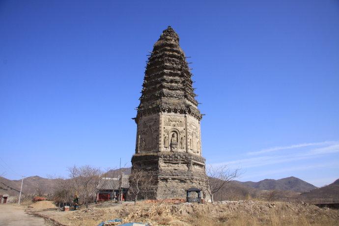 白塔峪塔,俗称八角玲珑塔,亦称九龙烟塔,是兴城古代八景之一.