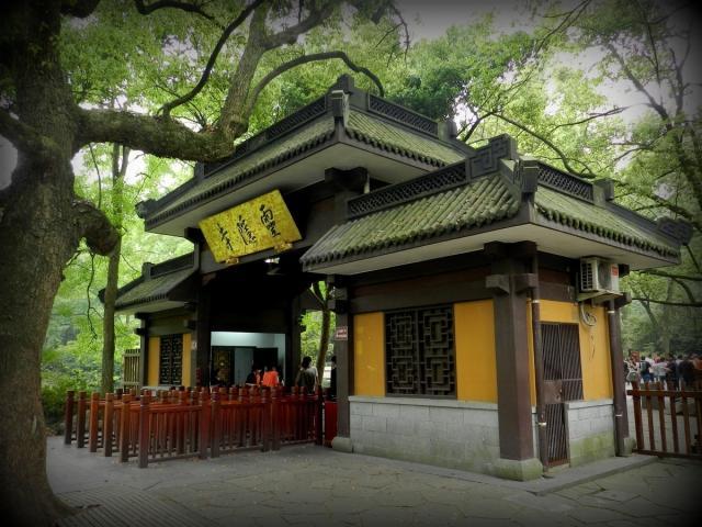 灵隐寺始建于东晋咸和元年,至今已有约一千七百年的历史,为杭州最早