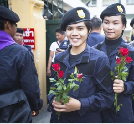 泰国国王生日临近 女警给民众示威者送上鲜花