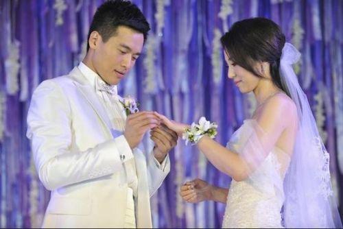 【董璇高云翔婚纱照】董璇婚纱照 爱你是我这辈子最幸运的事