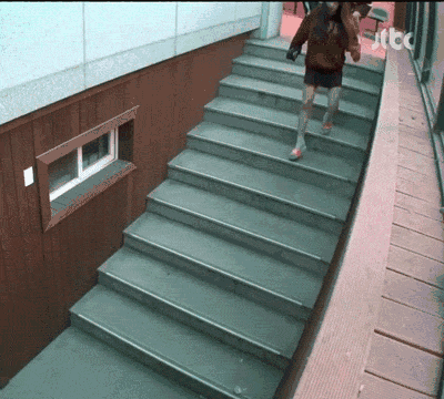 调皮妹子下楼梯