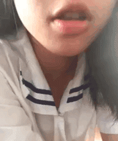 搞笑gif图片:妹妹这样的衣服你不怕掉吗?