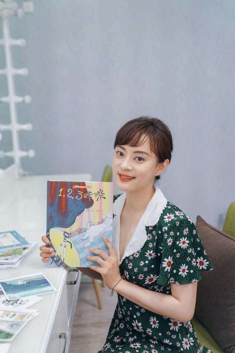 37岁孙俪终于留长发,身穿碎花裙回到20岁,难怪抓得邓超稳稳的