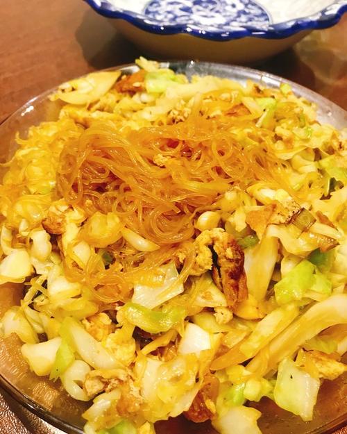 李小h素个吃货做的包菜粉丝炒鸡蛋
