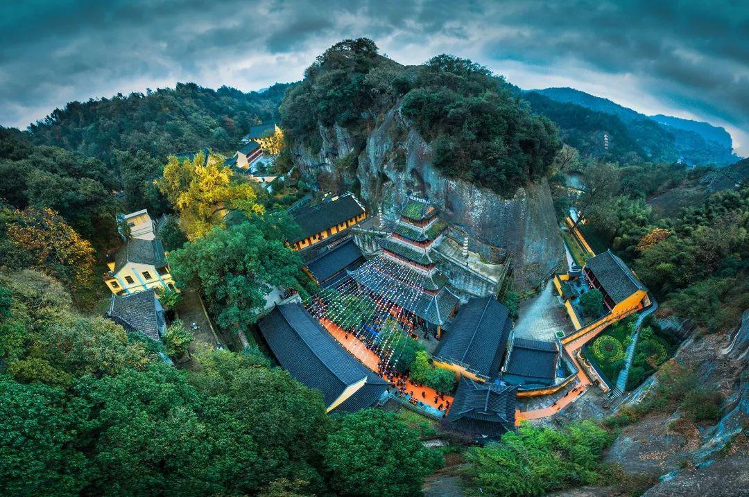 十九峰风景区:典型的"丹霞地貌"