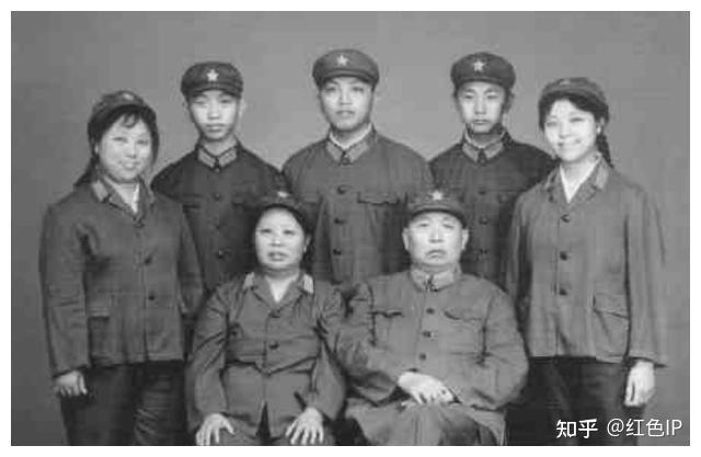 詹才芳全家福