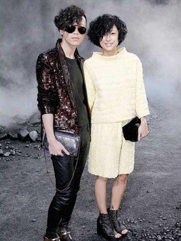 韩火火(左)与徐濠萦紧密结合一起捆绑自我宣传