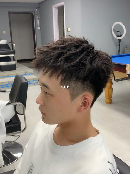 前刺具有很强烈的线条感与立体感,是目前亚洲人发质的首选发型, 因为