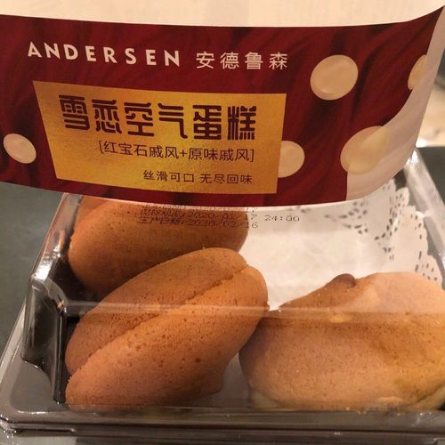 整个店铺不大,但是应有尽有,喜欢吃安德鲁森的菠萝包,戚风蛋糕和切片