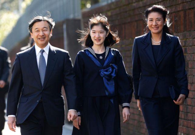 日本61岁天皇干农活不嫌脏!梳中分发真儒雅,雅子皇后气质巨温柔