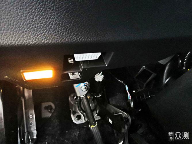 天籁的obd接口在方向盘的正下方,用手一直向下摸就可以找到,连接很