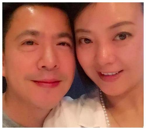 王中磊带妻儿度假,王晓蓉笑容比王文也甜,王元也脸最大