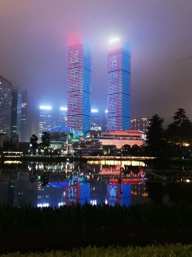 坐落于贵阳市南明区花果园附近的地标性建筑—白宫和双子塔.