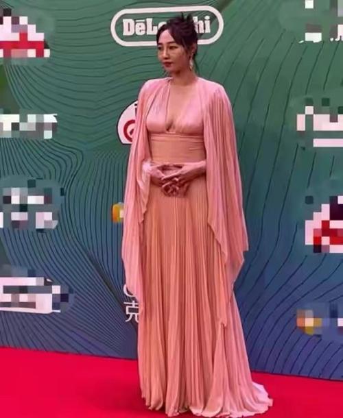 白百何在剧组穿短裤跑步腿比蒋欣的粗好多真人就是个大婶吧