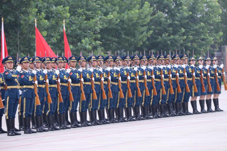 【网络媒体国防行】解放军三军仪仗队气势恢宏 零距离感受"震耳"的