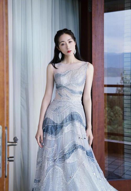 并配上了自己最新拍摄的美照,照片中的韩雪身穿一款淡蓝色的长裙礼服