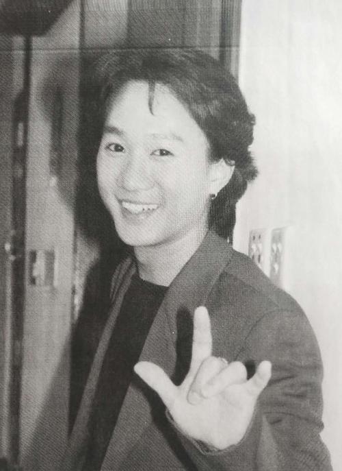 黄家驹罕见照片:当推销员时一脸稚嫩,女友以未亡人身份为其守灵