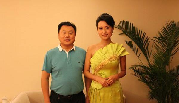 39岁的央视美女主持张蕾,嫁大自己20岁的老公,今被宠成公主